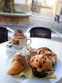 Cappuccino e brioches, per iniziare bene la tua giornata!